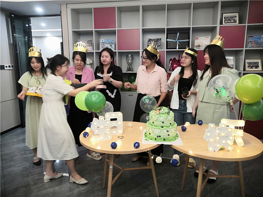 纵身跃入绿色八月里